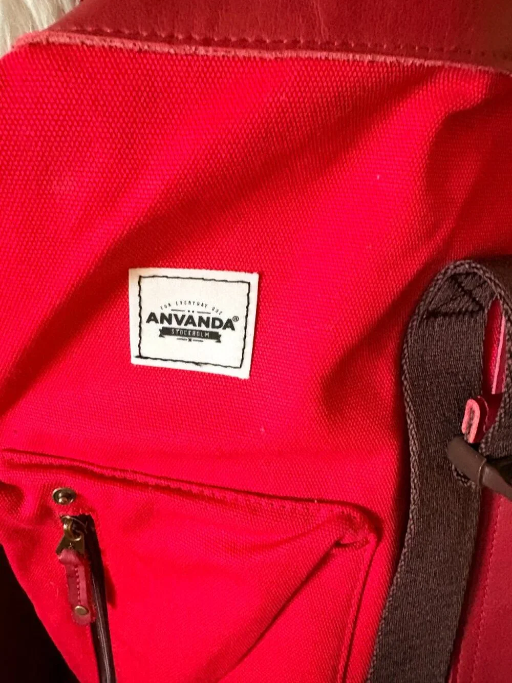 Använda Bag- NWT Convertible Backpack Bag -Red Canvas with Brown Leather